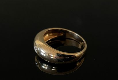 Bague jonc en or sertie d'un petit diamant...