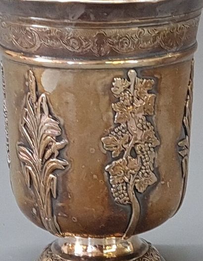 Silver tulip tumbler, decorated with alternating...