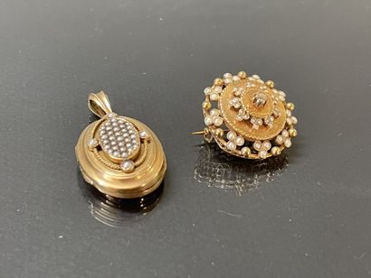 Pendentif souvenir et broche ronde, en or...