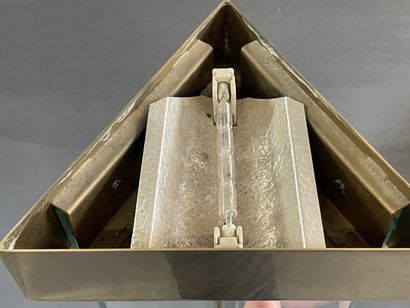 Lampe halogène en verre et métal doré. 

H....