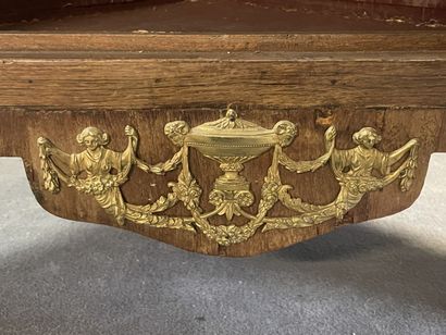 Encoignure en frisage.

Style Louis XVI,...