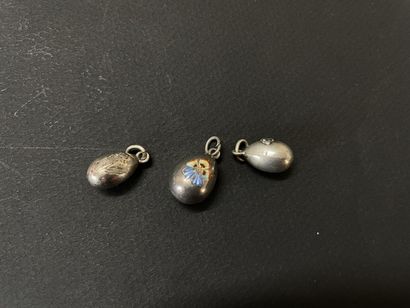 Trois petits pendentifs oeufs en argent XIX°

-...
