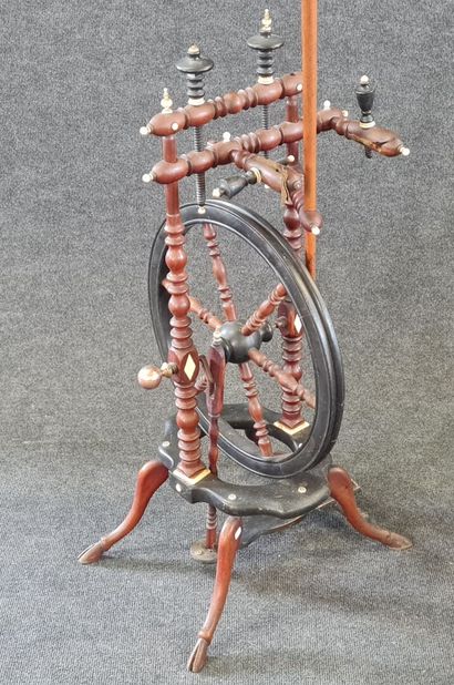 Rouet de salon en acajou, bois teinté et...