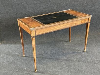 Table de tric trac en frisage à plateau retourné.

Epoque...