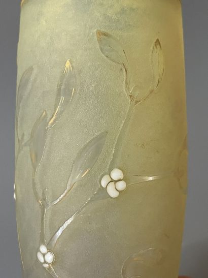 DAUM. 

Petit vase en verre givré, décor...