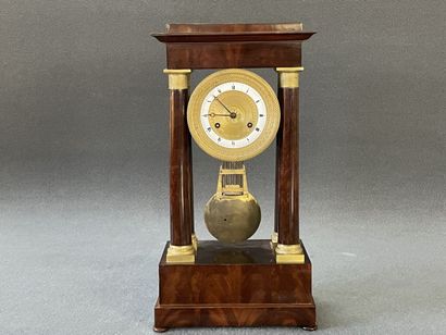 Pendule portique en acajou et bronze doré.

Epoque...
