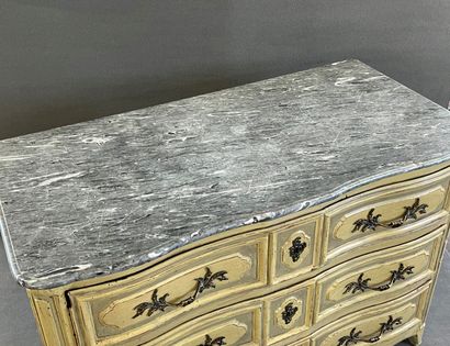 Commode arbalète en bois mouluré.

XVIIIème.

Laquée...