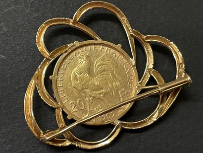 Broche en or sertie d'une pièce de 20 francs...