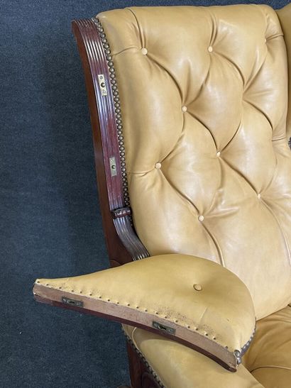 Fauteuil à mécanisme en acajou, garni de...