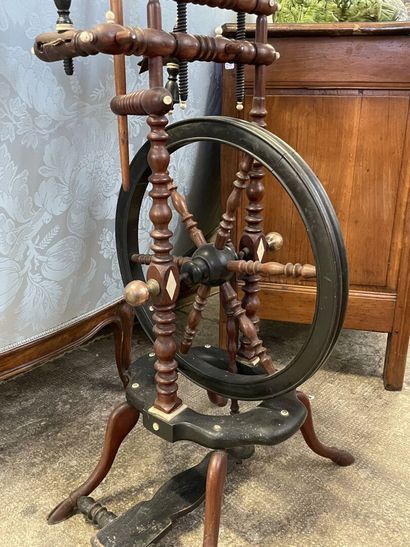 Rouet de salon en acajou, bois teinté et...