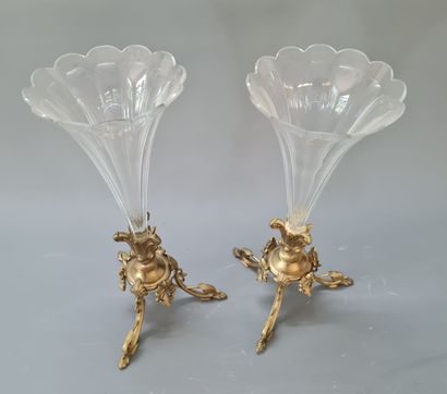 Paire de vases cornets en cristal, monture...