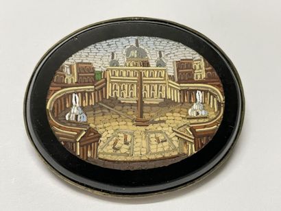 Deux broches ovales en micromosaique. 

Vue...