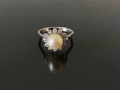 Ring in white gold 750°/ 00 set with a cultured...