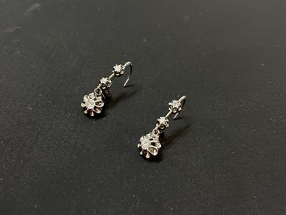 Paire de boucles d'oreille dormeuses en or...