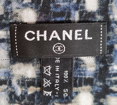 CHANEL

Silk stole with a speckled gray abstract...