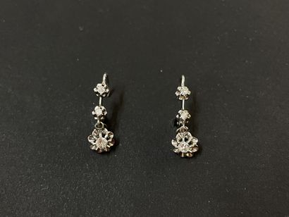 Paire de boucles d'oreille dormeuses en or...