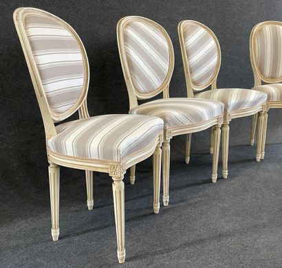 Suite de quatre chaises médaillon laqué bien...