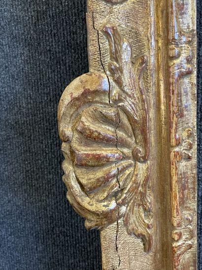 Paire de grands cadres en bois et stuc doré....