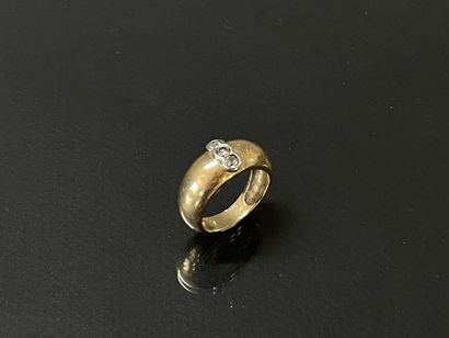 Bague jonc en or sertie de trois diamants.

750°/00.

TDD...