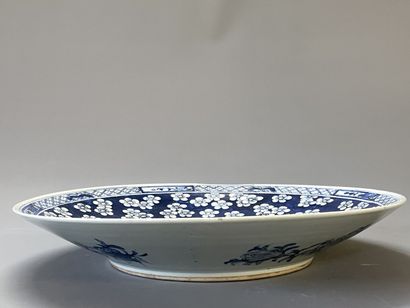 
Grand plat en porcelaine du Japon fin XIX°




D....