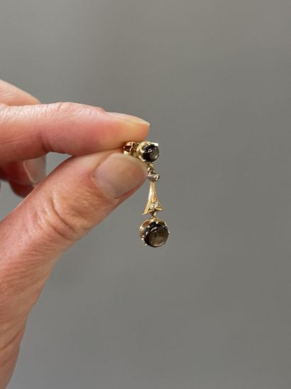 Pair of earrings in gold 750°/00 small roses...