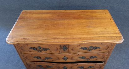 Commode parisienne en noyer mouluré.

XVIII°...