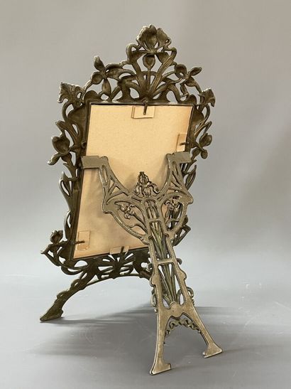 Miroir de table en métal argenté Art Nouveau.

48...