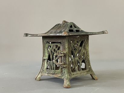 Japanese lantern in cast iron. 

Around 1900

20...