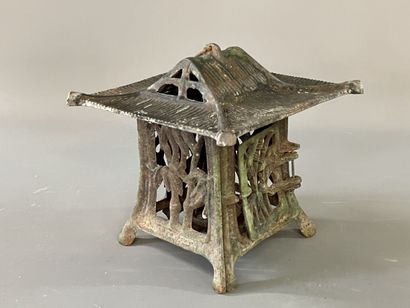 Japanese lantern in cast iron. 

Around 1900

20...