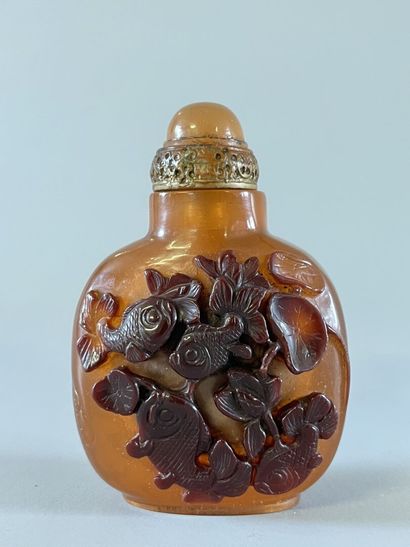 Snuffbox in reconstituted amber decorated...