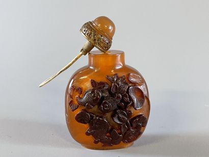 Snuffbox in reconstituted amber decorated...