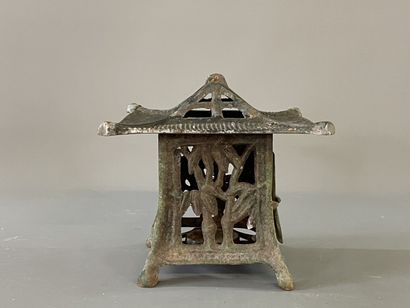 Japanese lantern in cast iron. 

Around 1900

20...