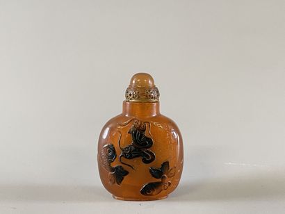 Snuffbox in reconstituted amber decorated...