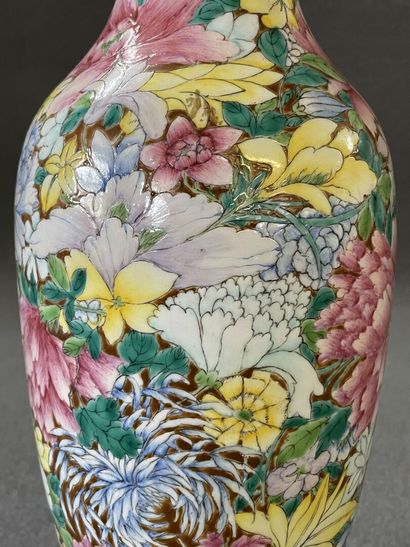
Vase in porcelain of China with floral decoration....