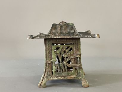 Japanese lantern in cast iron. 

Around 1900

20...