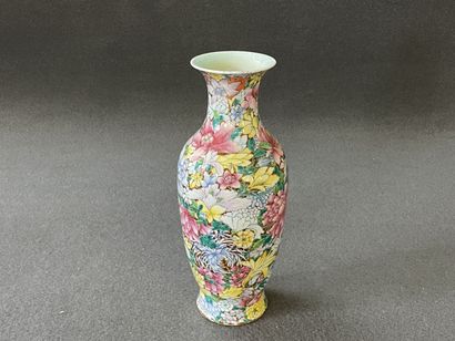 
Vase in porcelain of China with floral decoration....