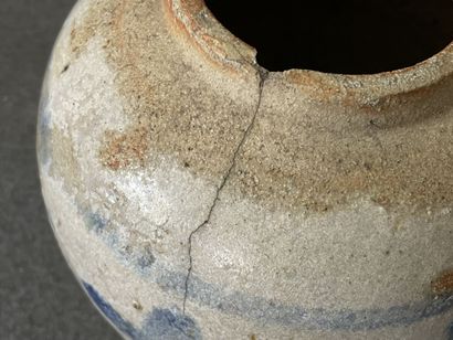 Bottle and covered pot in enamelled stoneware.

H....
