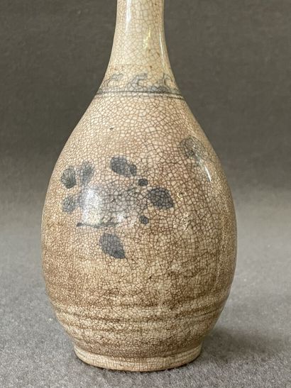 Bottle and covered pot in enamelled stoneware.

H....