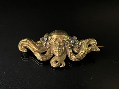 Small Art Nouveau brooch in gold 

Woman's...