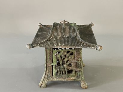 Japanese lantern in cast iron. 

Around 1900

20...