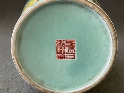 
Vase in porcelain of China with floral decoration....