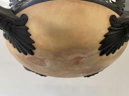 Chandelier in alabaster and patinated bronze...