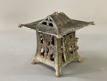 Japanese lantern in cast iron. 

Around 1900

20...