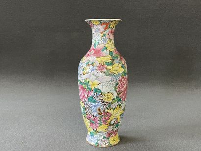 
Vase in porcelain of China with floral decoration....