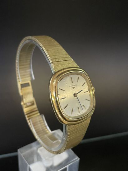 
LONGINES women's watch in gold




Matte...