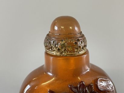Snuffbox in reconstituted amber decorated...