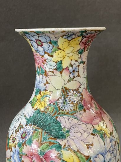 
Vase in porcelain of China with floral decoration....