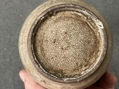 Bottle and covered pot in enamelled stoneware.

H....