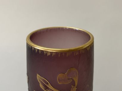 DAUM:

Vase in mauve crystal, decoration...