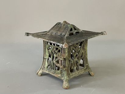 Japanese lantern in cast iron. 

Around 1900

20...